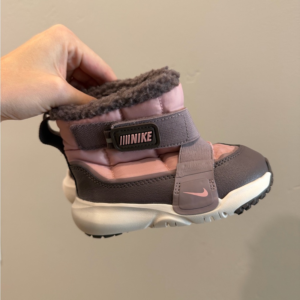 Nike Snow Boots - Picture 1 of 2